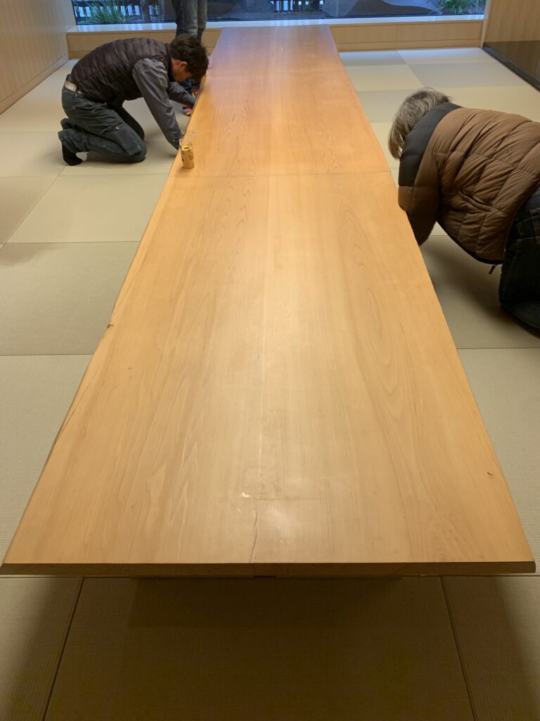 五つ星ホテル内レストラン 木製テーブル(施工後)