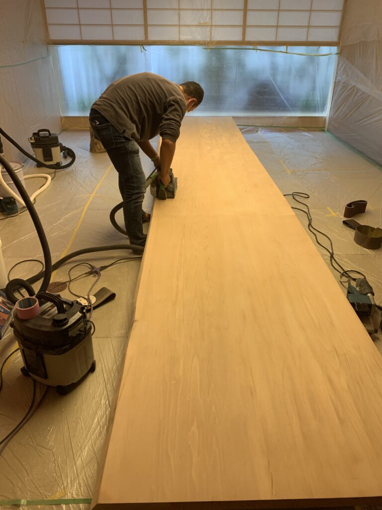 五つ星ホテル内レストラン 木製テーブル(研磨中)