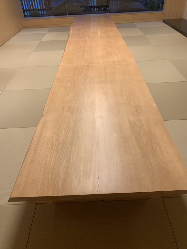 五つ星ホテル内レストラン 木製テーブル(施工前)